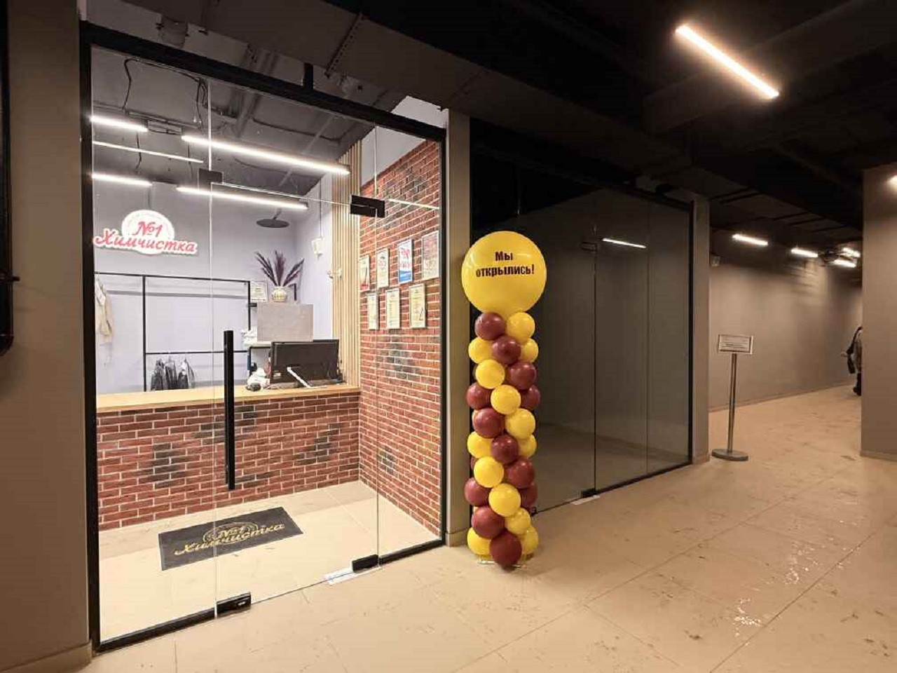 Цельностеклянные перегородки и маятниковые двери для ТЦ