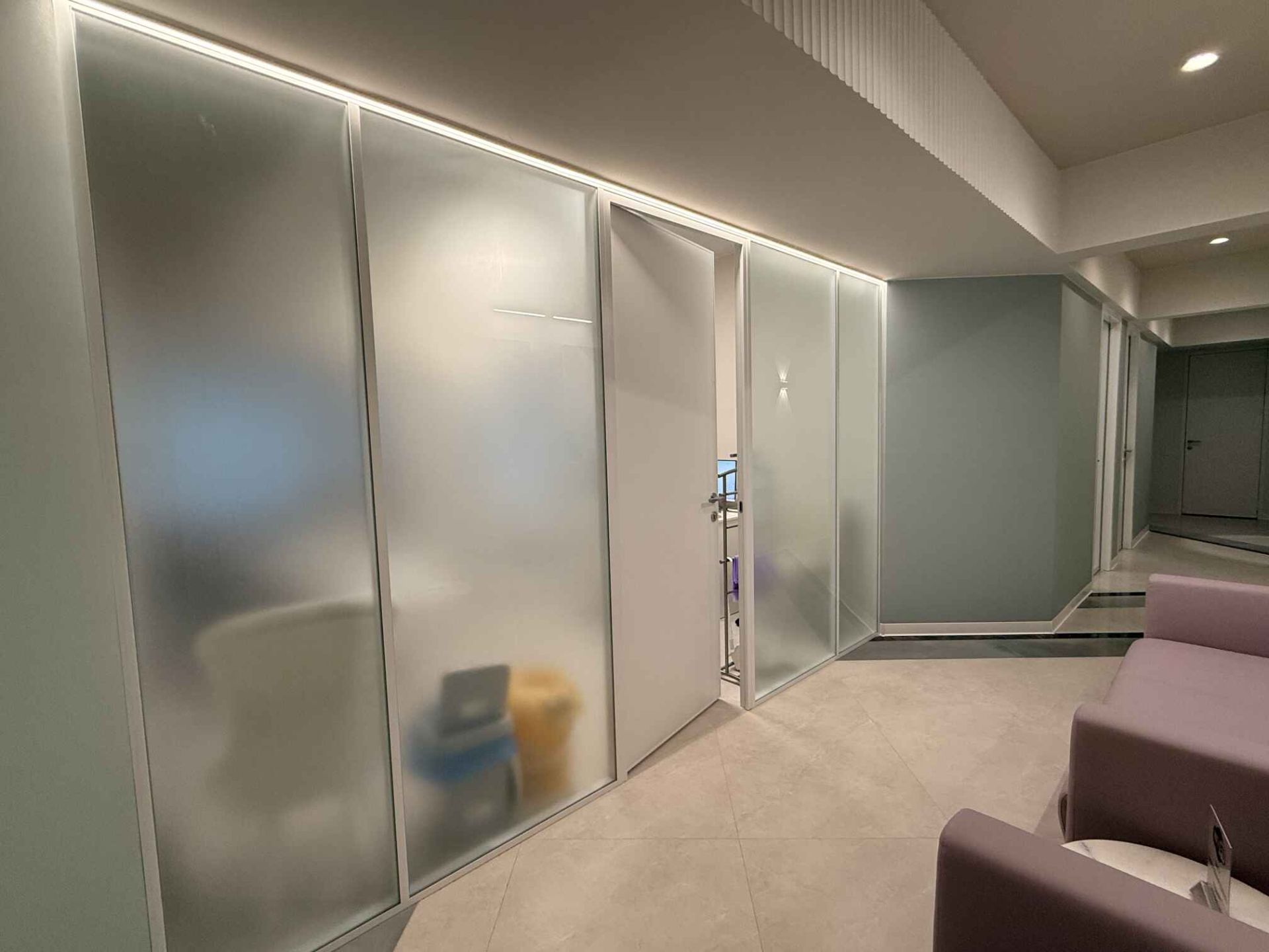 Стеклянные перегородки и двери в медицинском центре