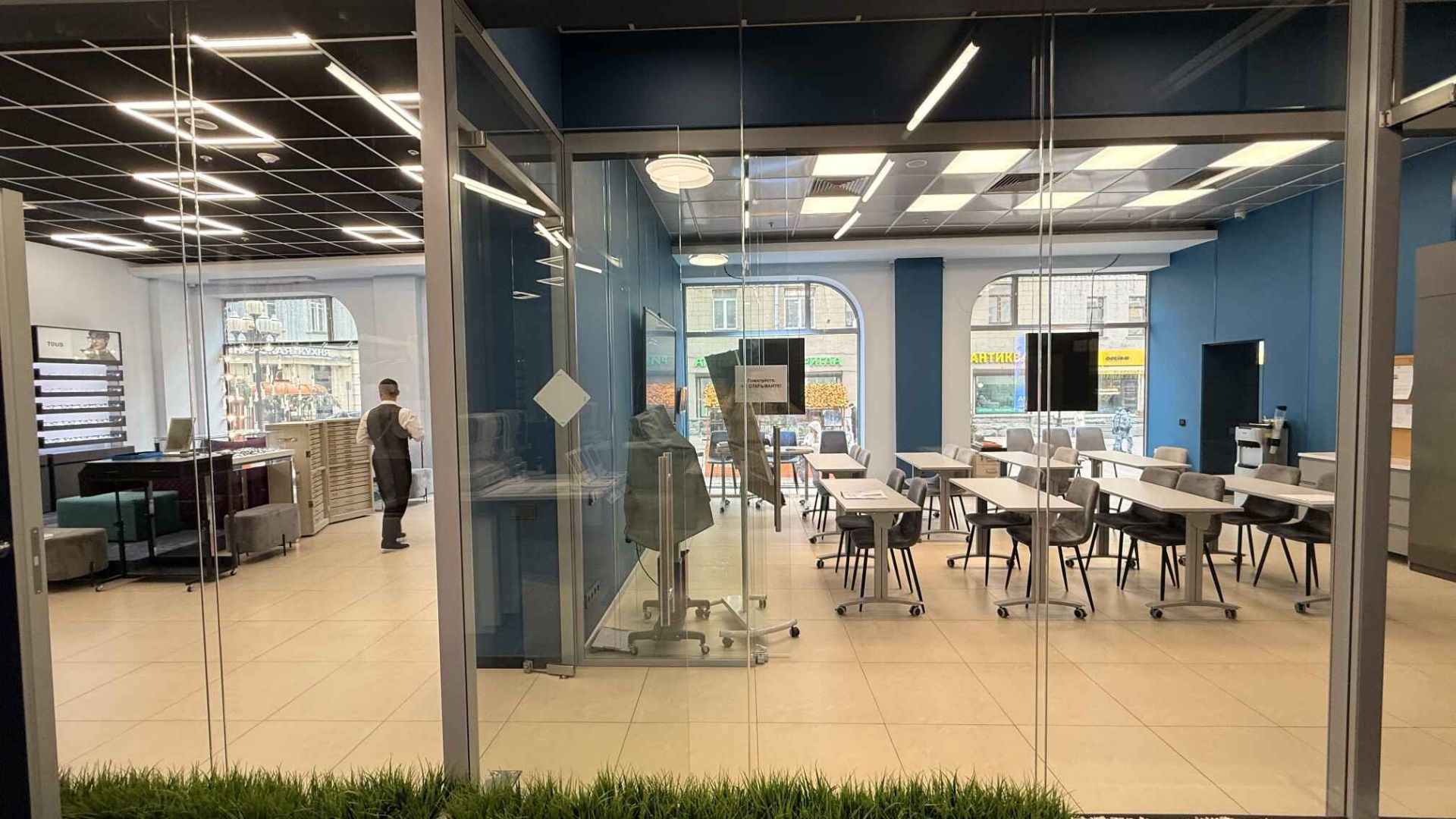 Цельностеклянные перегородки и раздвижные двери