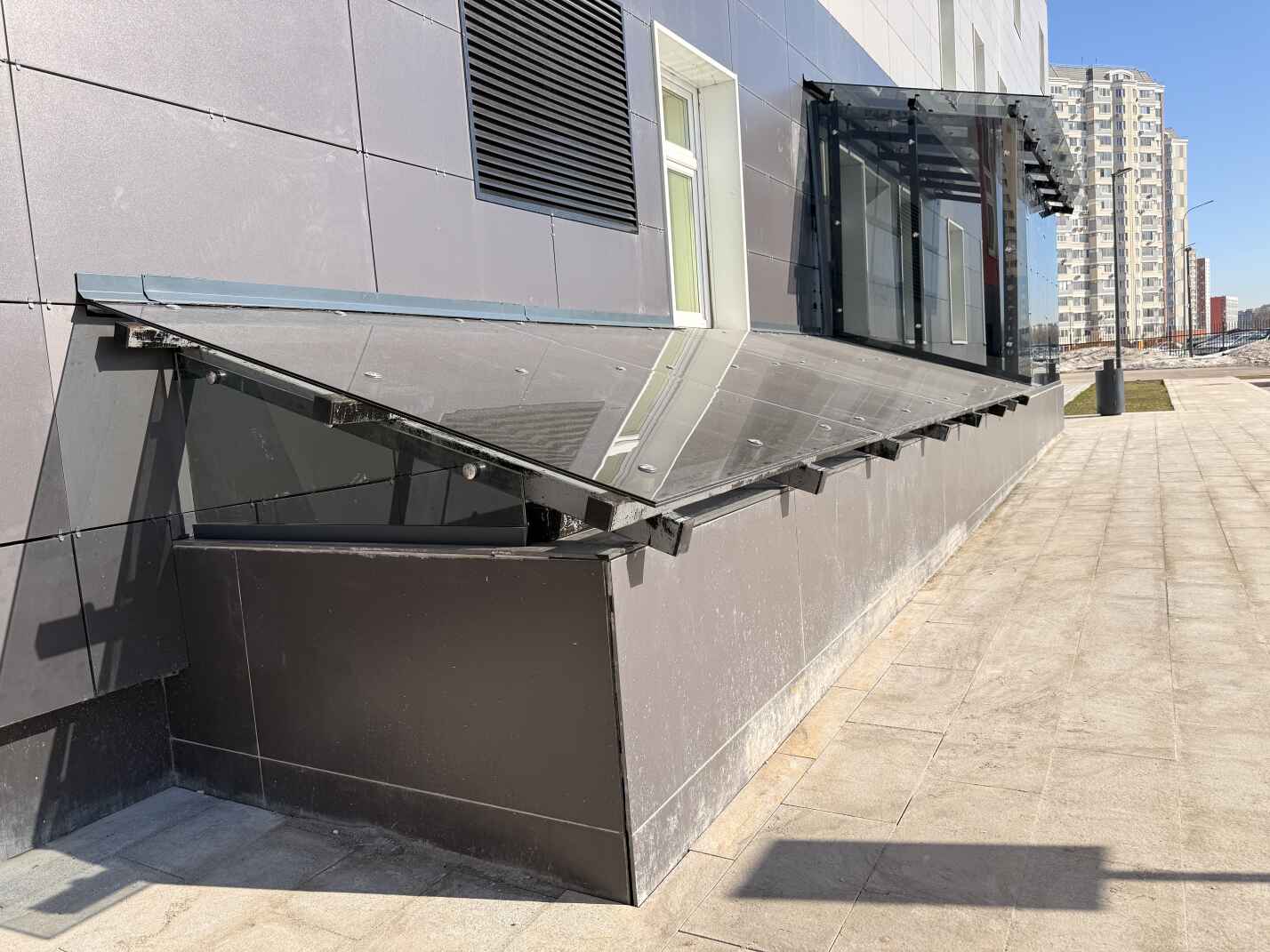 Монтаж стеклянных козырьков для поликлиники