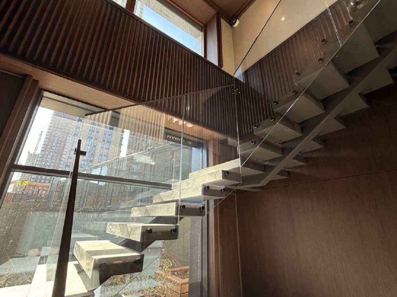 Стеклянное ограждение для лестницы