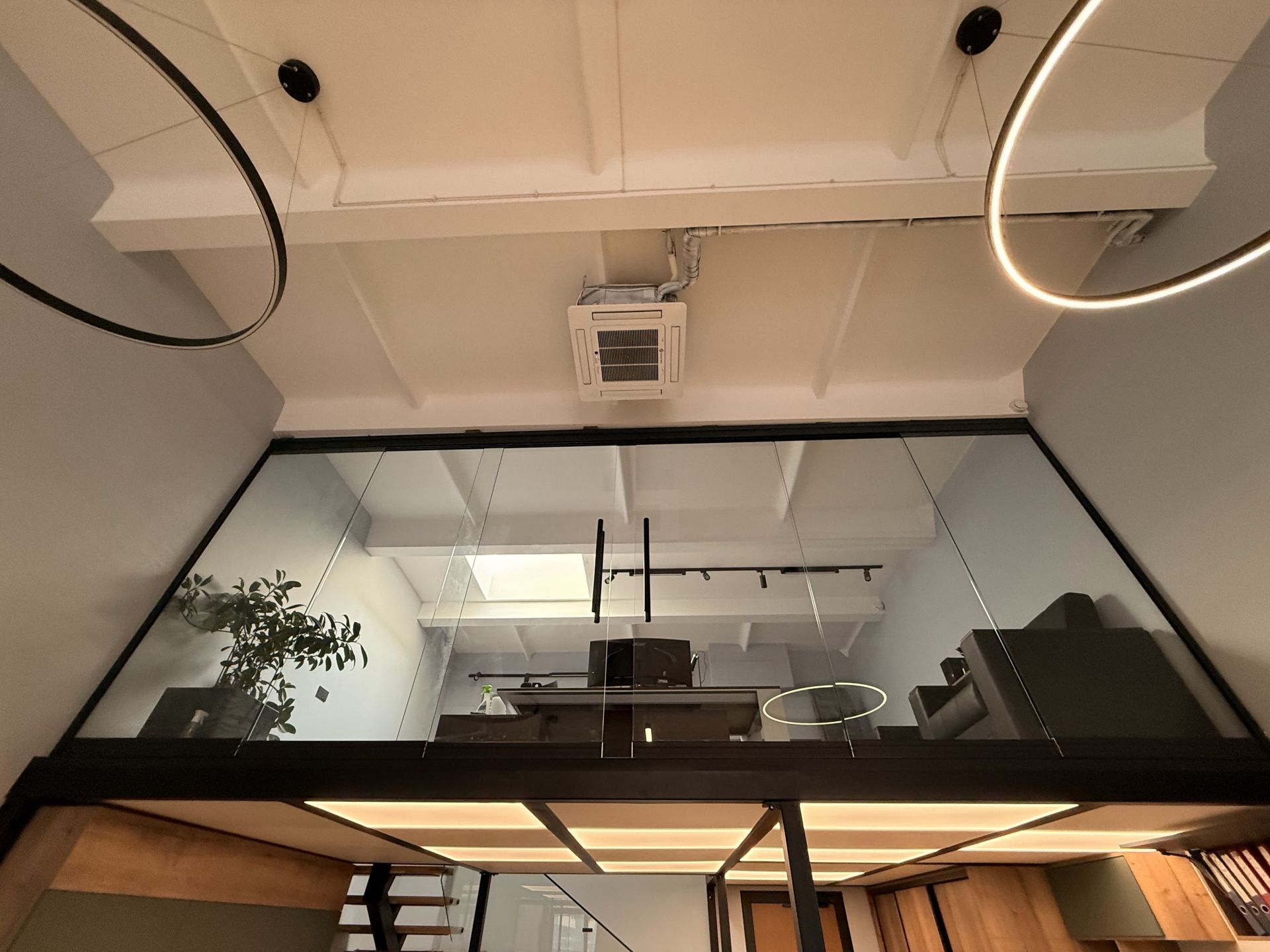 Монтаж стеклянных перегородок и раздвижной системы