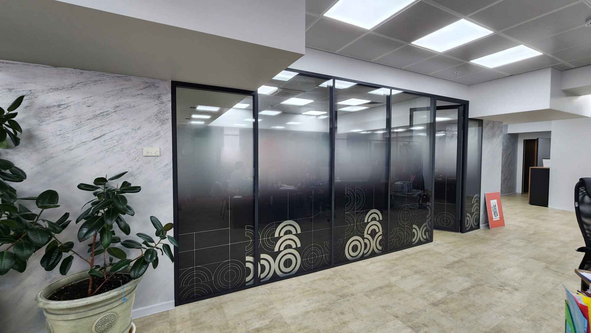 Монтаж стеклянных перегородок в действующем офисе