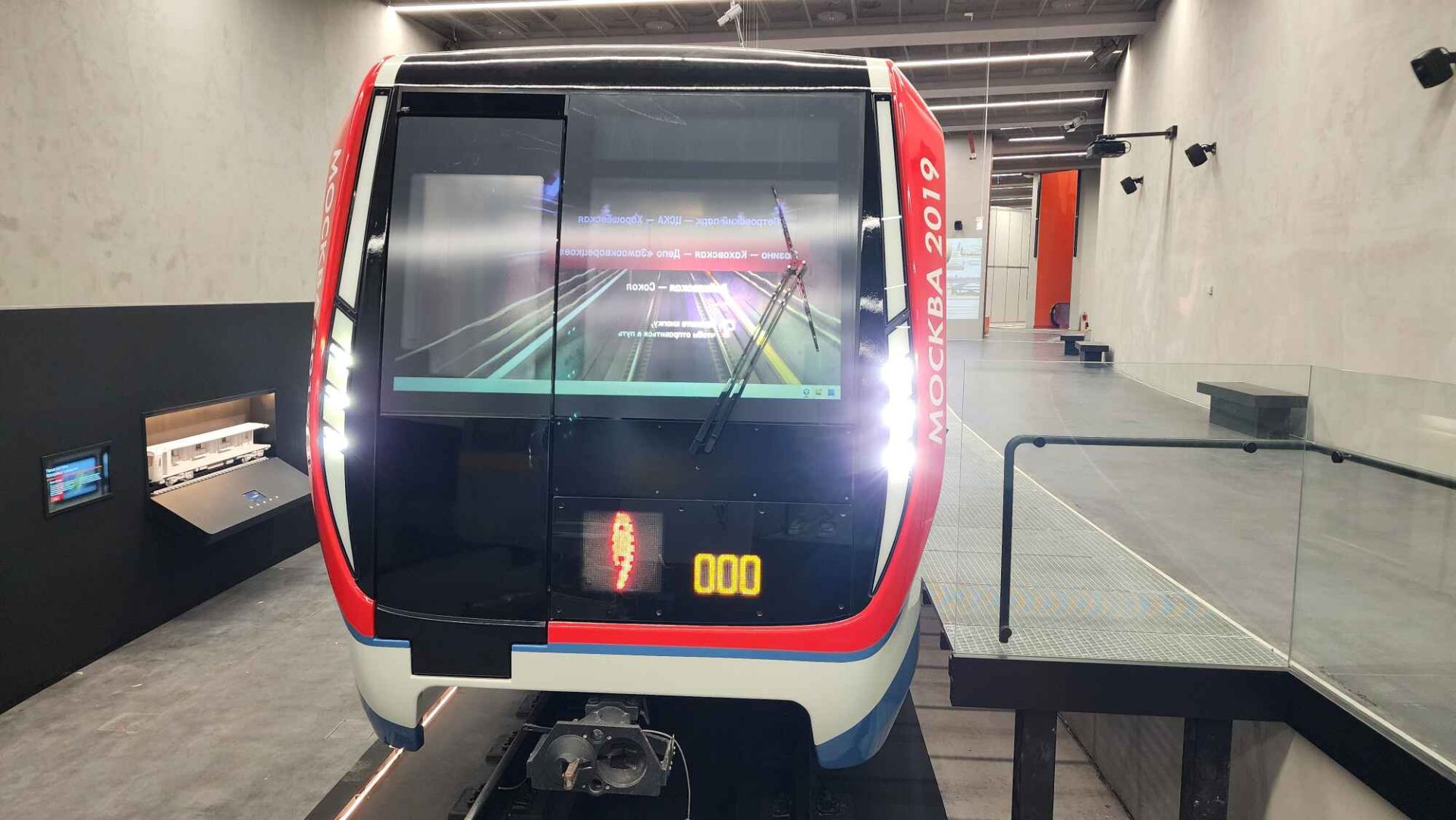 Стеклянный пол и ограждения из триплекса в музее метро