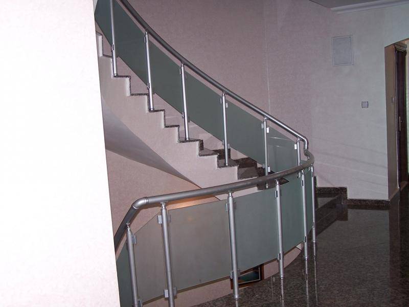 Ограждения для лестниц в сочетании со стеклом