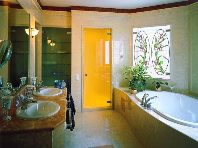 Цветные стеклянные двери для ванной