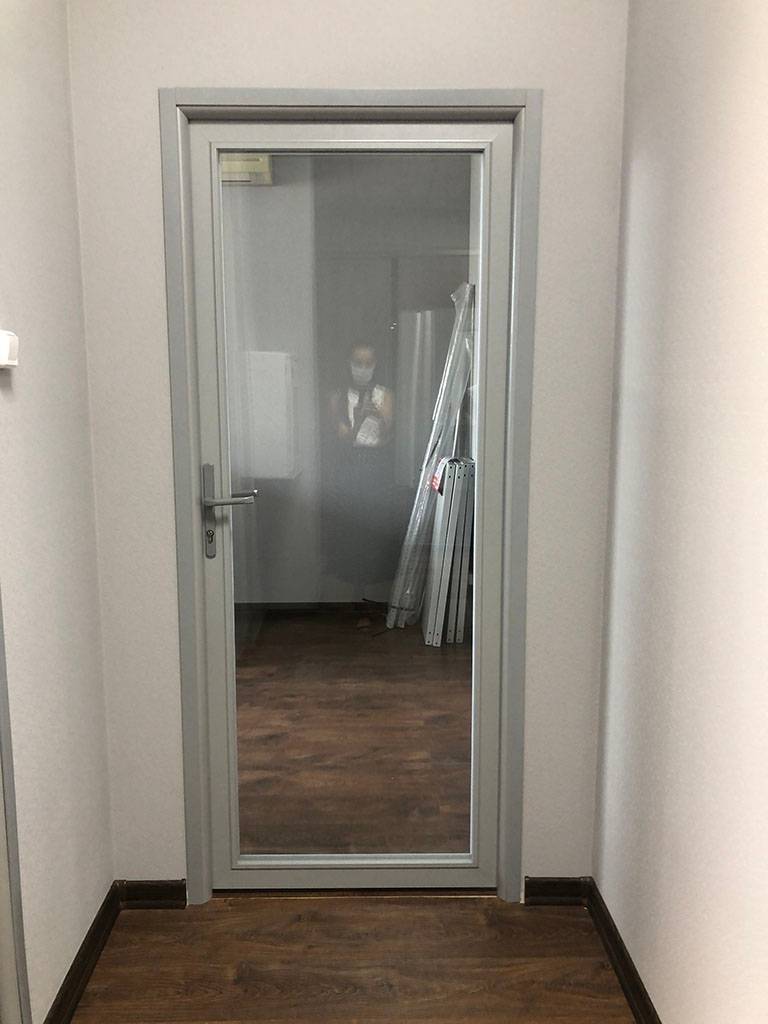 Прозрачная каркасная дверь серая