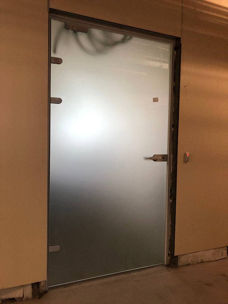 Матовая дверь из цельного полотна на трех петлях