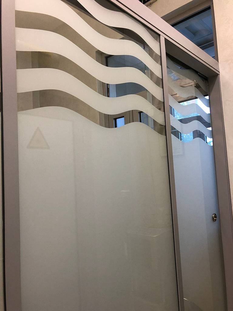 Перегородки с раздвижной стеклянной дверью в офисе