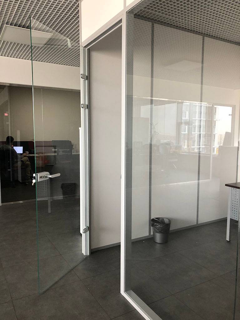 Прозрачная цельностеклянная закаленная дверь в кабинет