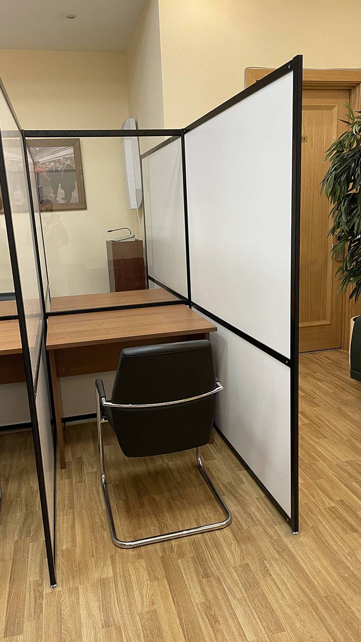 Перегородки из пластика и стекла