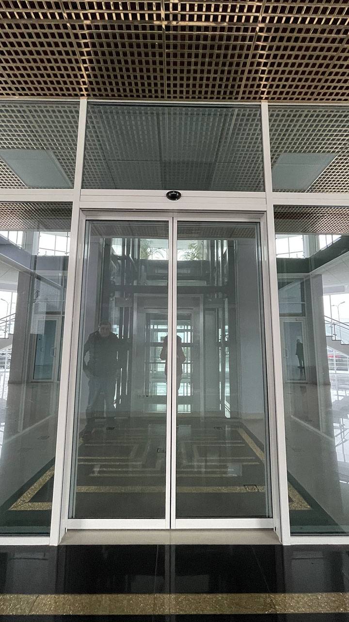 Автоматические двери из стекла