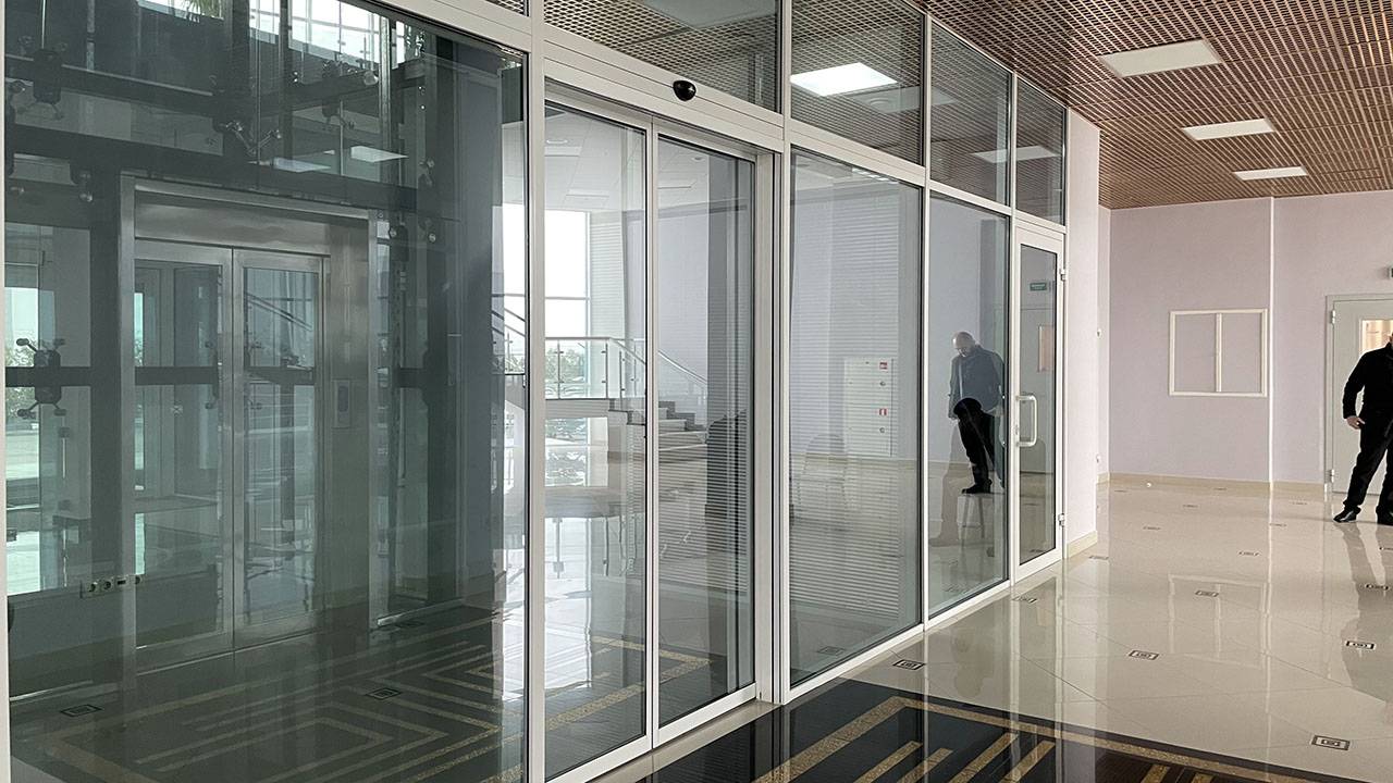 Офис из стеклянных перегородок и раздижных дверей