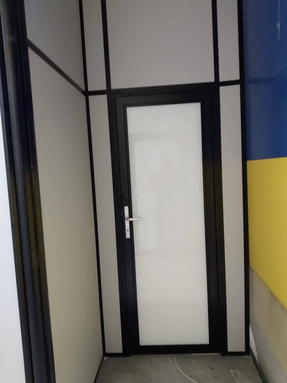 Матовая каркасная дверь в офисе из глухих перегородок
