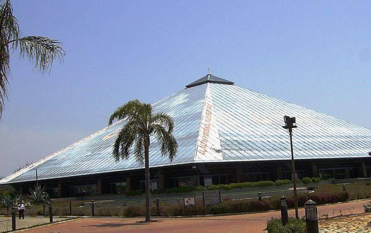 Пирамида из стекла