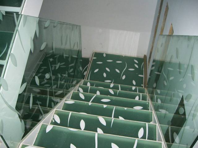 Стеклянная лестница. Рисунок нанесен пескоструйным способом