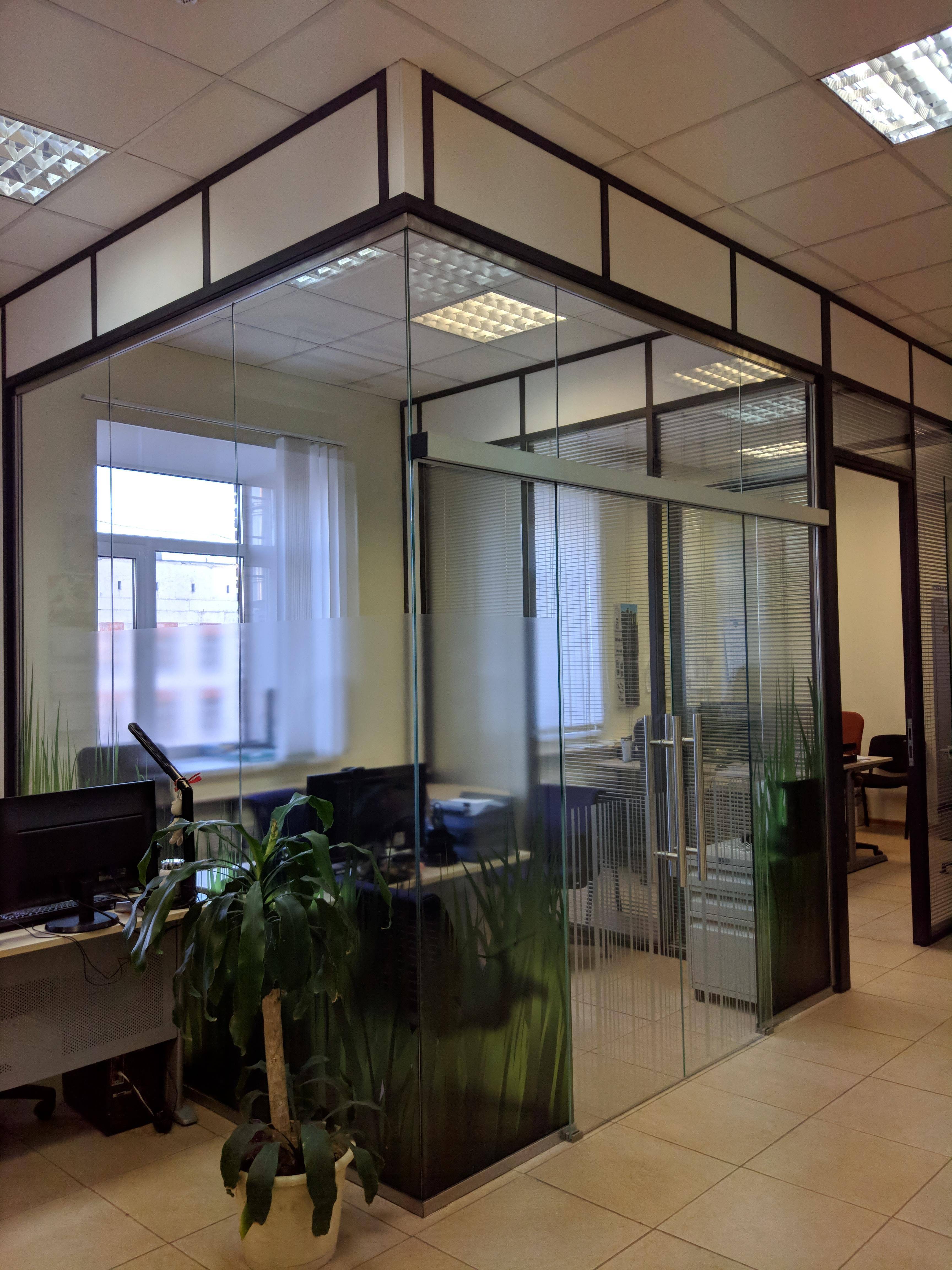 Перегородки из стекла с раздвижными дверьми в офисе