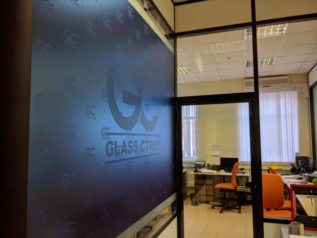 Стеклянная панель в офисе Гласстроя