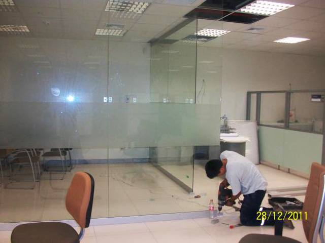 Перенос стеклянных офисных перегородок