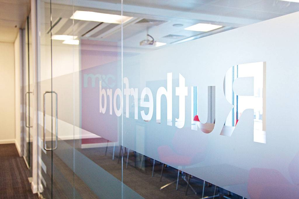 Офисные перегородки из закаленного стекла