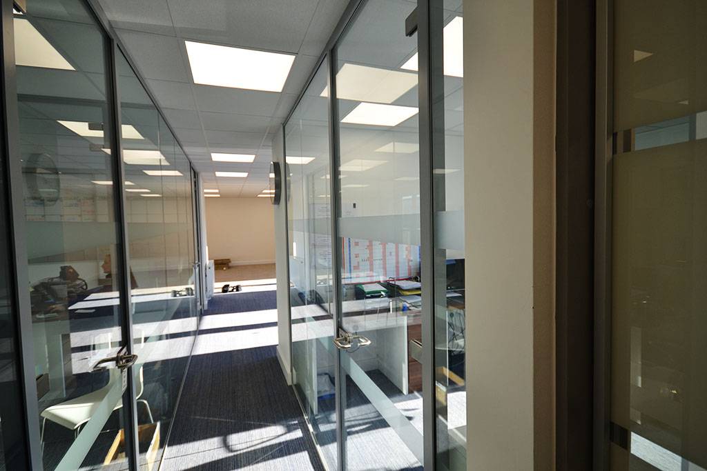 Светлый офис из стеклянных перегородок и дверей