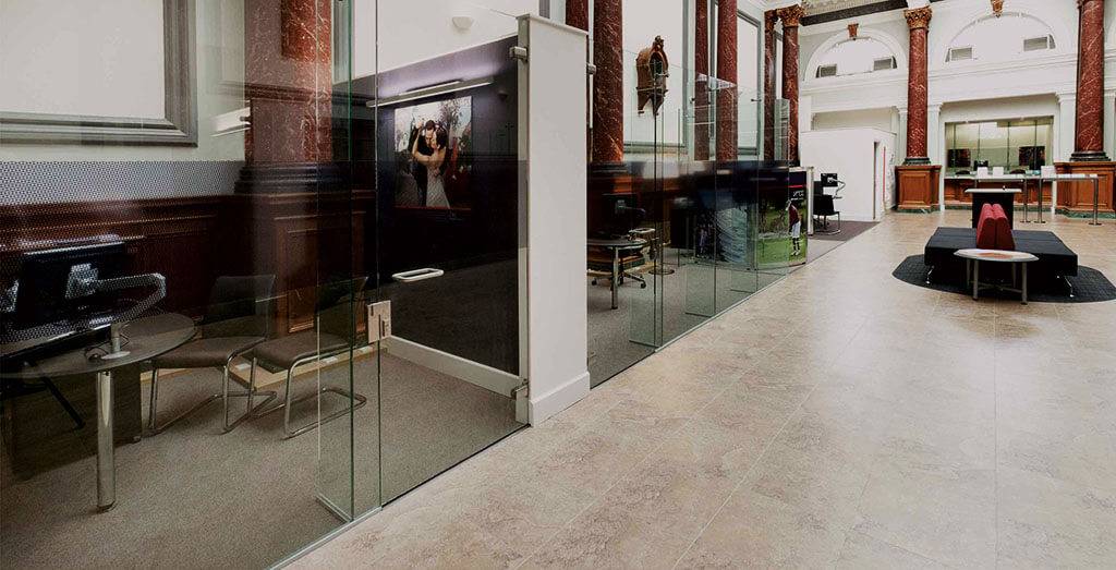 Кабинеты в офисе разграничены стеклянными перегородками и дверьми