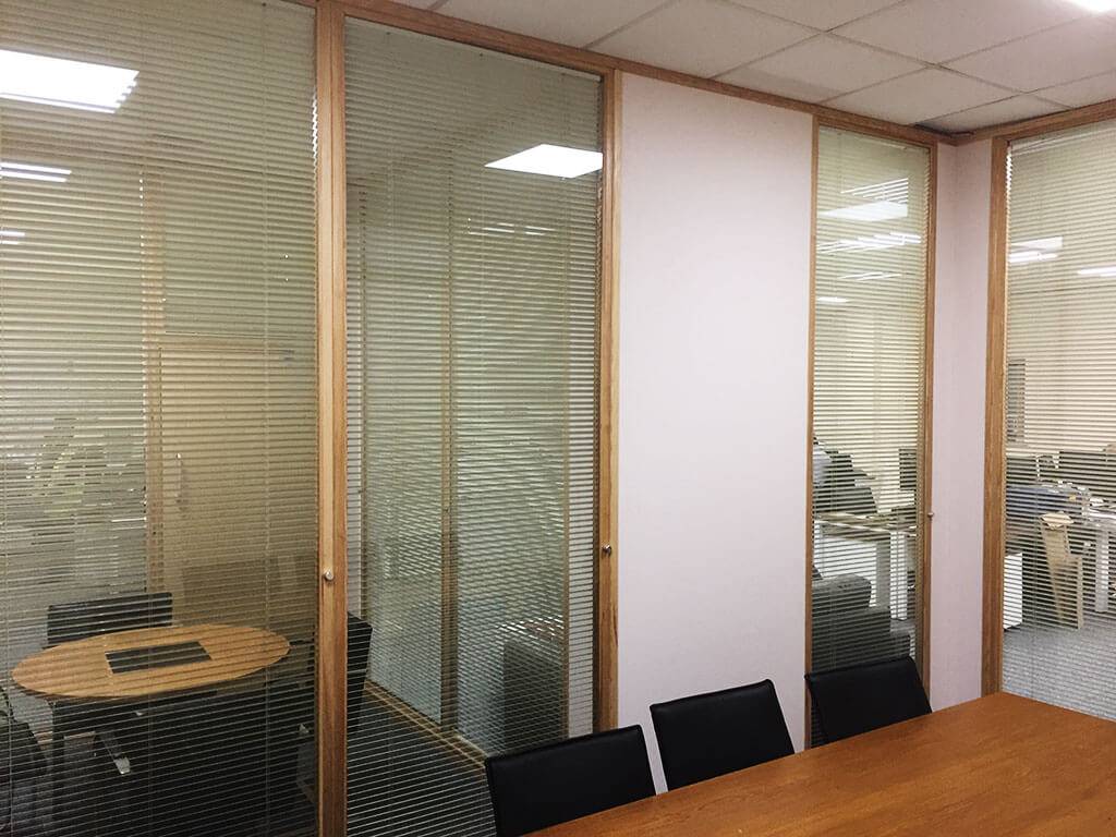 Недорогие офисные перегородки из стекла с жалюзи