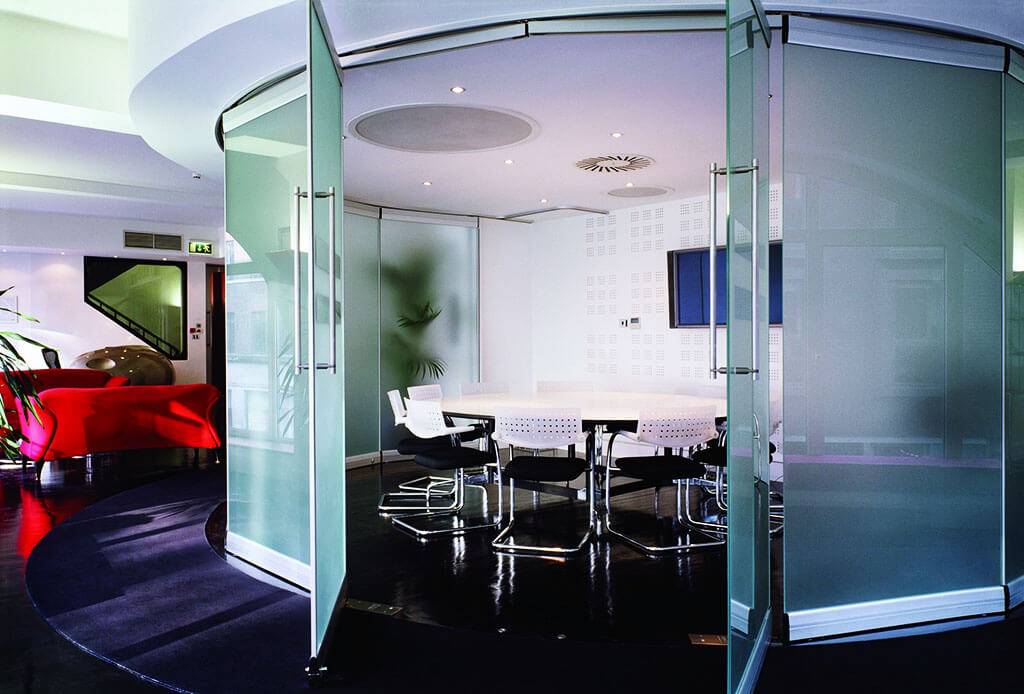 Переговорная комната из трансформируемых стеклянных перегородок в московском офисе