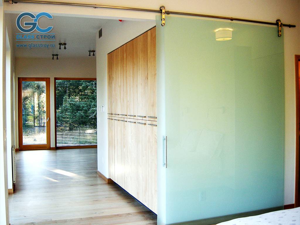 Матовые межкомнатные двери из стекла