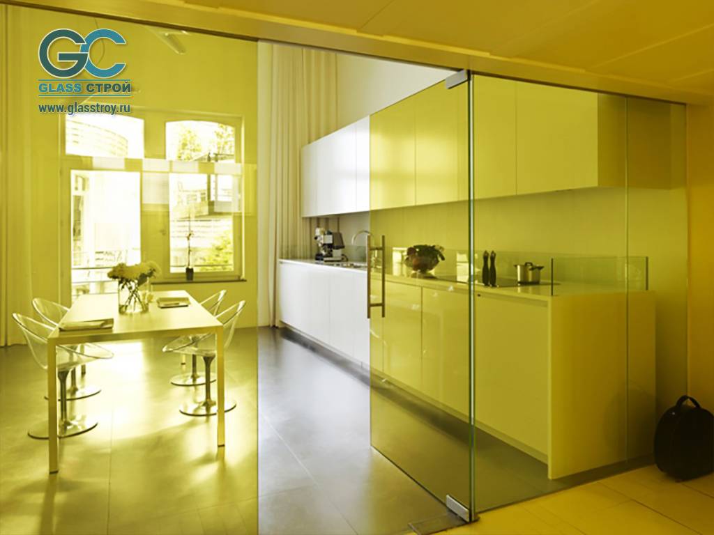 Межкомнатные маятниковые двери из стекла