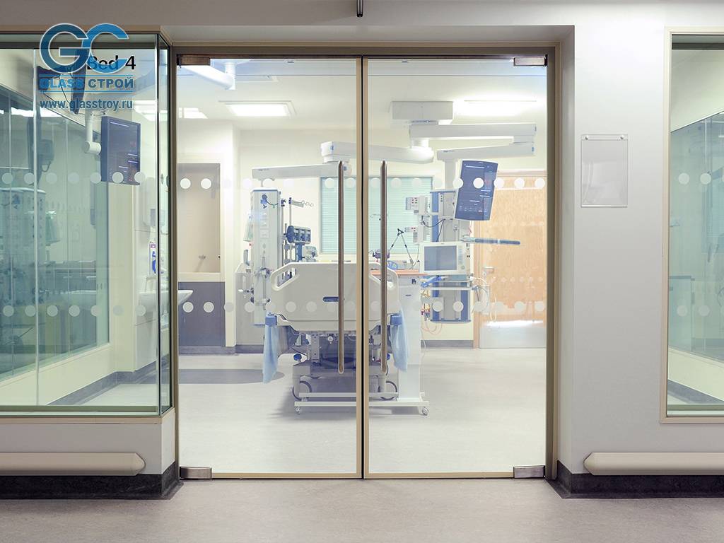 Двойные двери из стекла