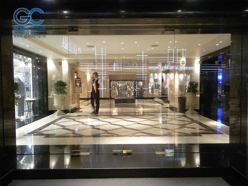 Входные стеклянные двери