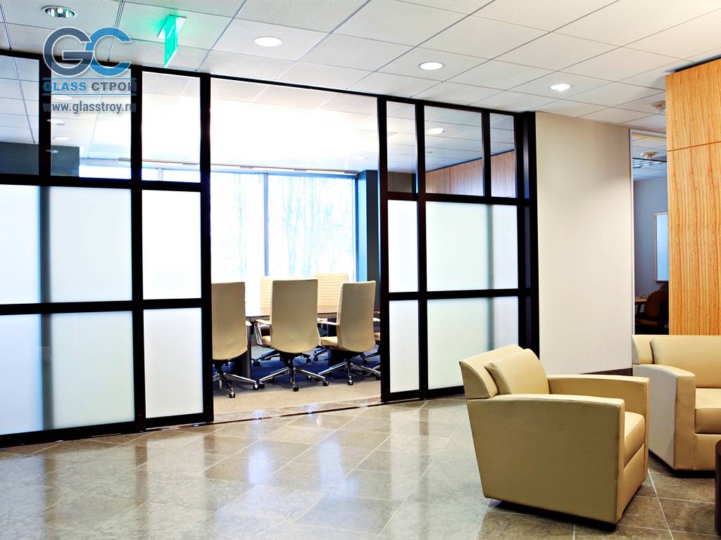 Каркасные раздвижные системы для стеклянных дверей и перегородок в офисе