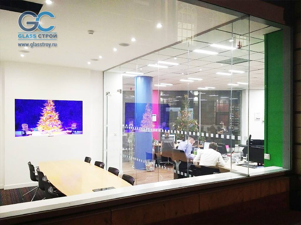 Кабинеты из стекла в стиле open space в одном из офисов Москвы