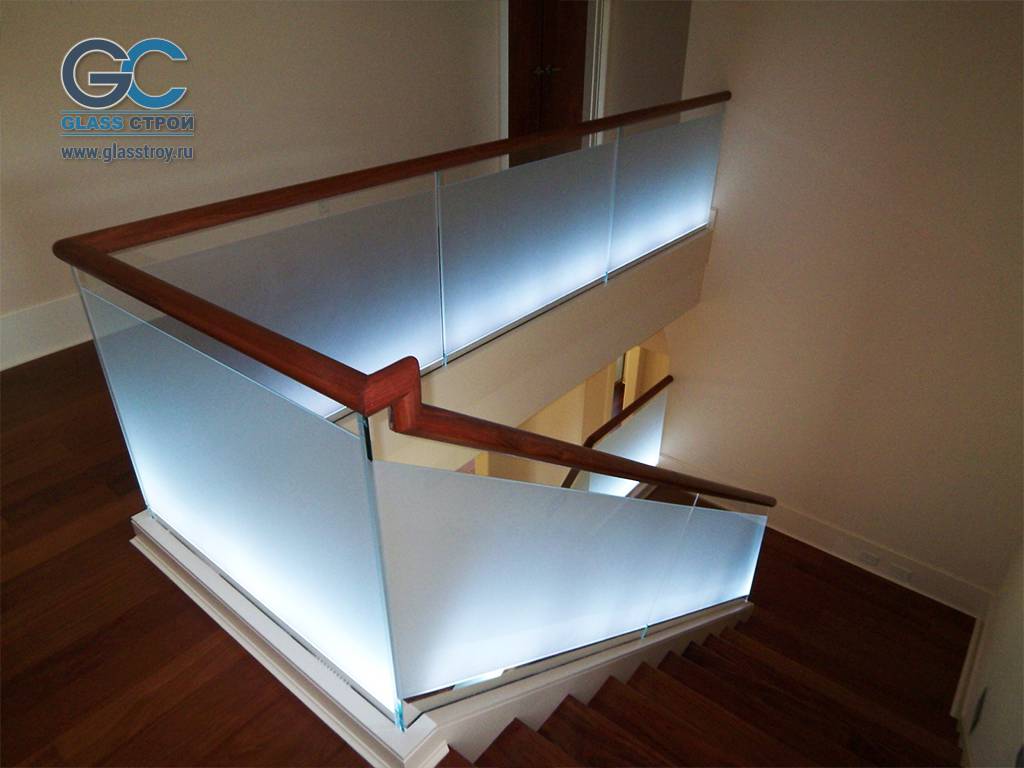 Безопасное стеклянное ограждение лестницы с подсветкой