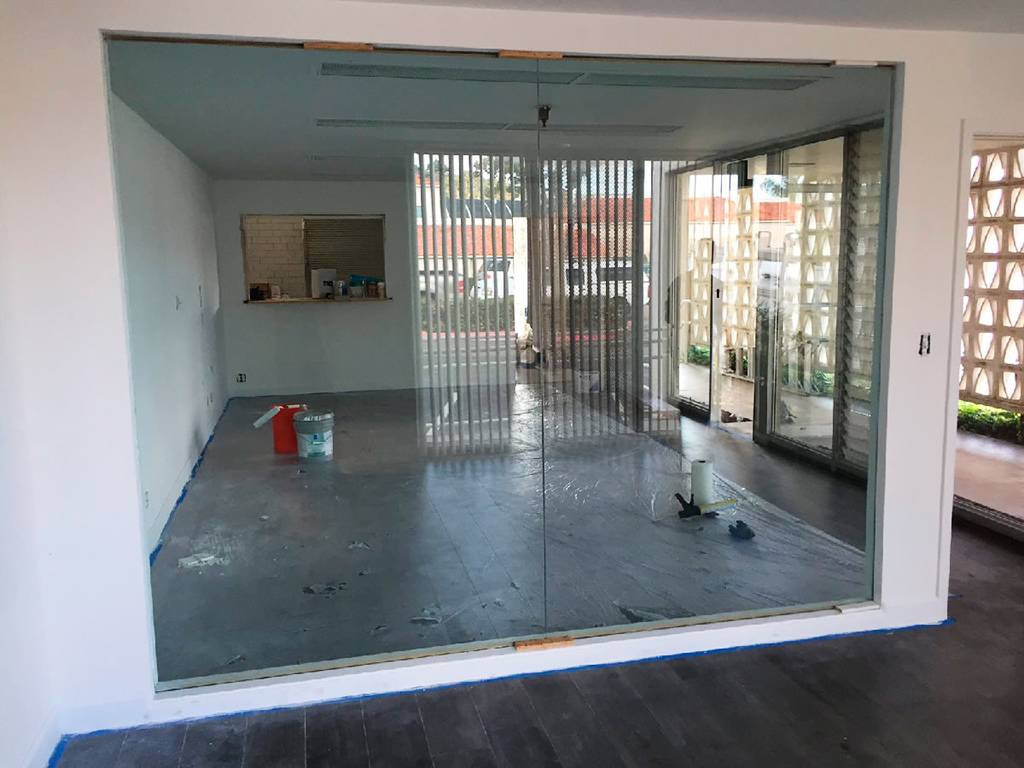 Перегородка в доме из стекла для создание новой зоны