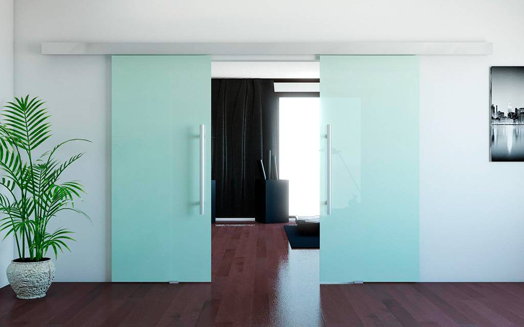 Матовые стеклянные межкомнатные двери в интерьере квартиры