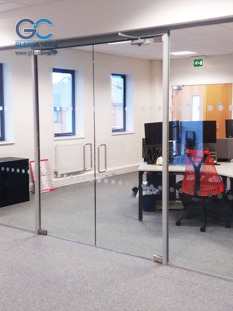 Маятниковые двери из стекла в офисном помещении