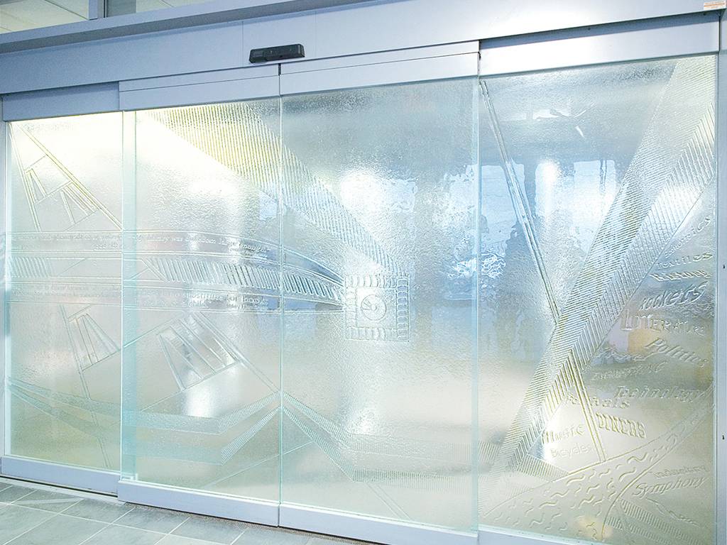 Автоматические раздвижные стеклянные двери с декором