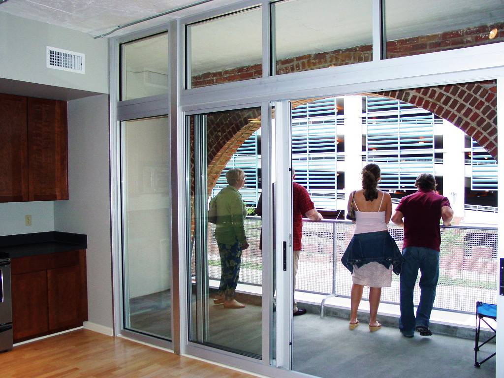 Раздвижные стеклянные двери на алюминиевом каркасе