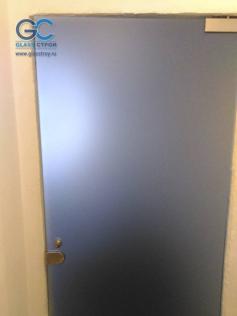 Матовая стеклянная дверь с фурнитурой сатин