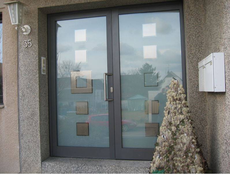 Двери из стекла модно и доступно