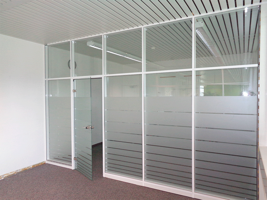 дверь алюминиевая с одинарным стеклом