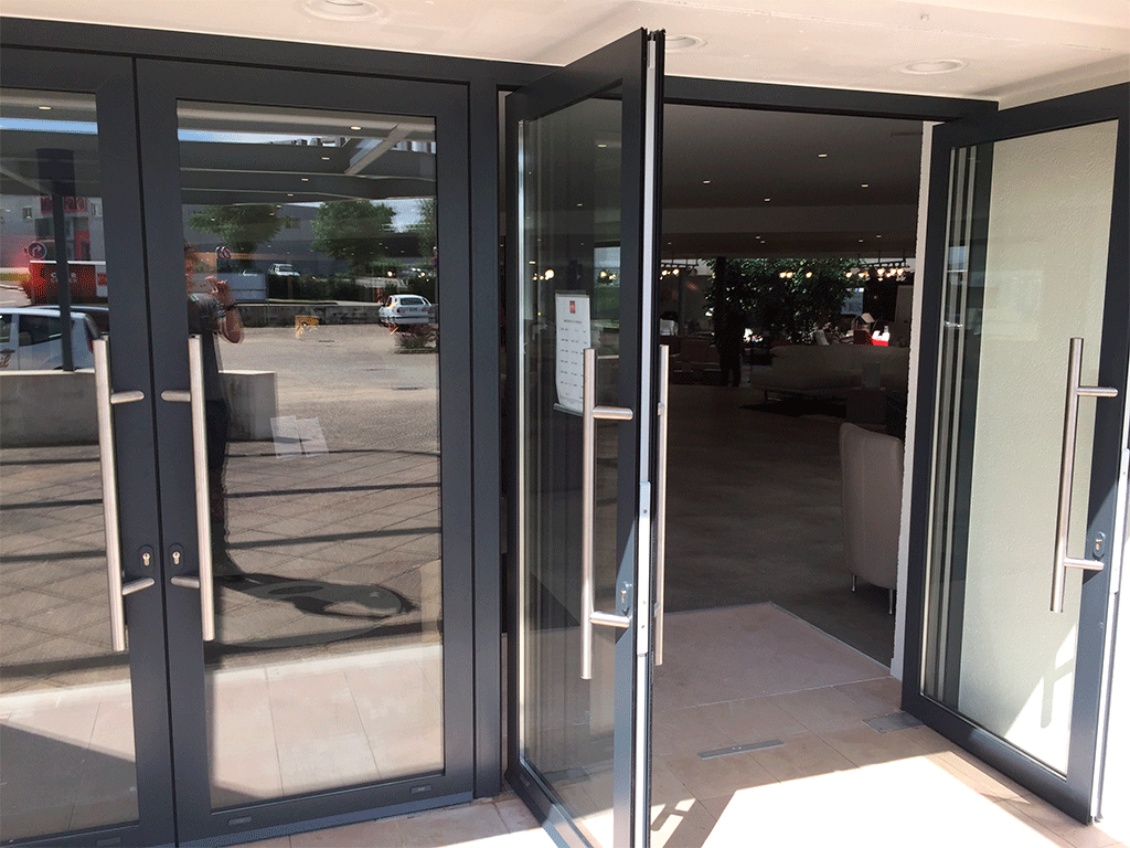 двери стеклянные входные из алюминиевого профиля цена