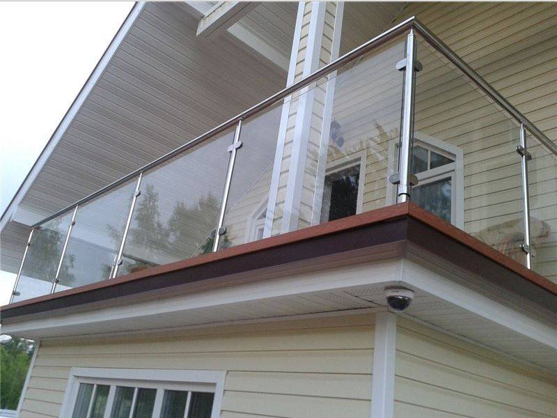 Стеклянное ограждение балкона с поручнями из нержавейки