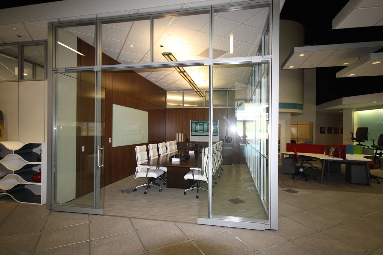 Офисные двери из прозрачного стекла