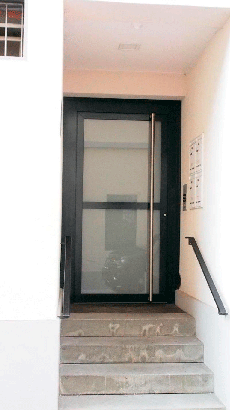  металлические двери с стеклом входные