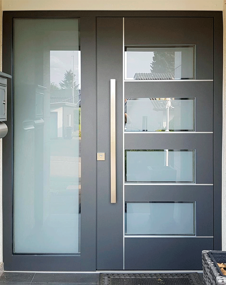 стеклянная входная дверь в частный дом варианты