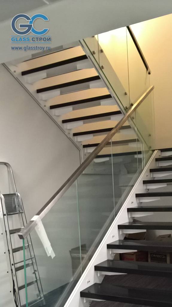 Лестница с цельностеклянными перилами Лестница с цельностеклянными перилами