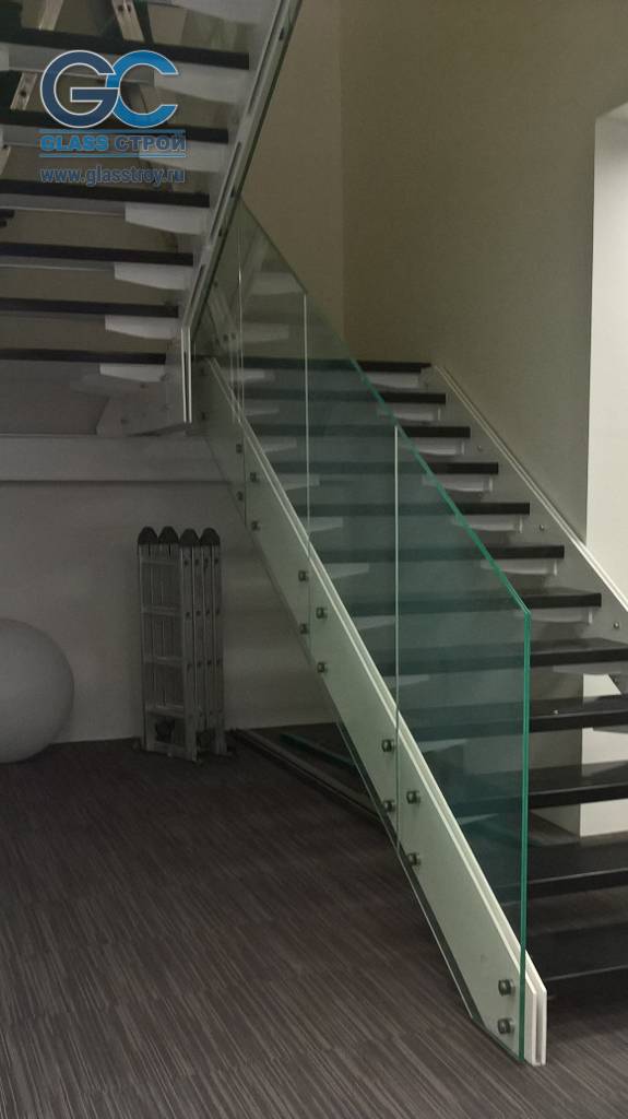 Итальянская лестница со стеклянными перилами Итальянская лестница со стеклянными перилами